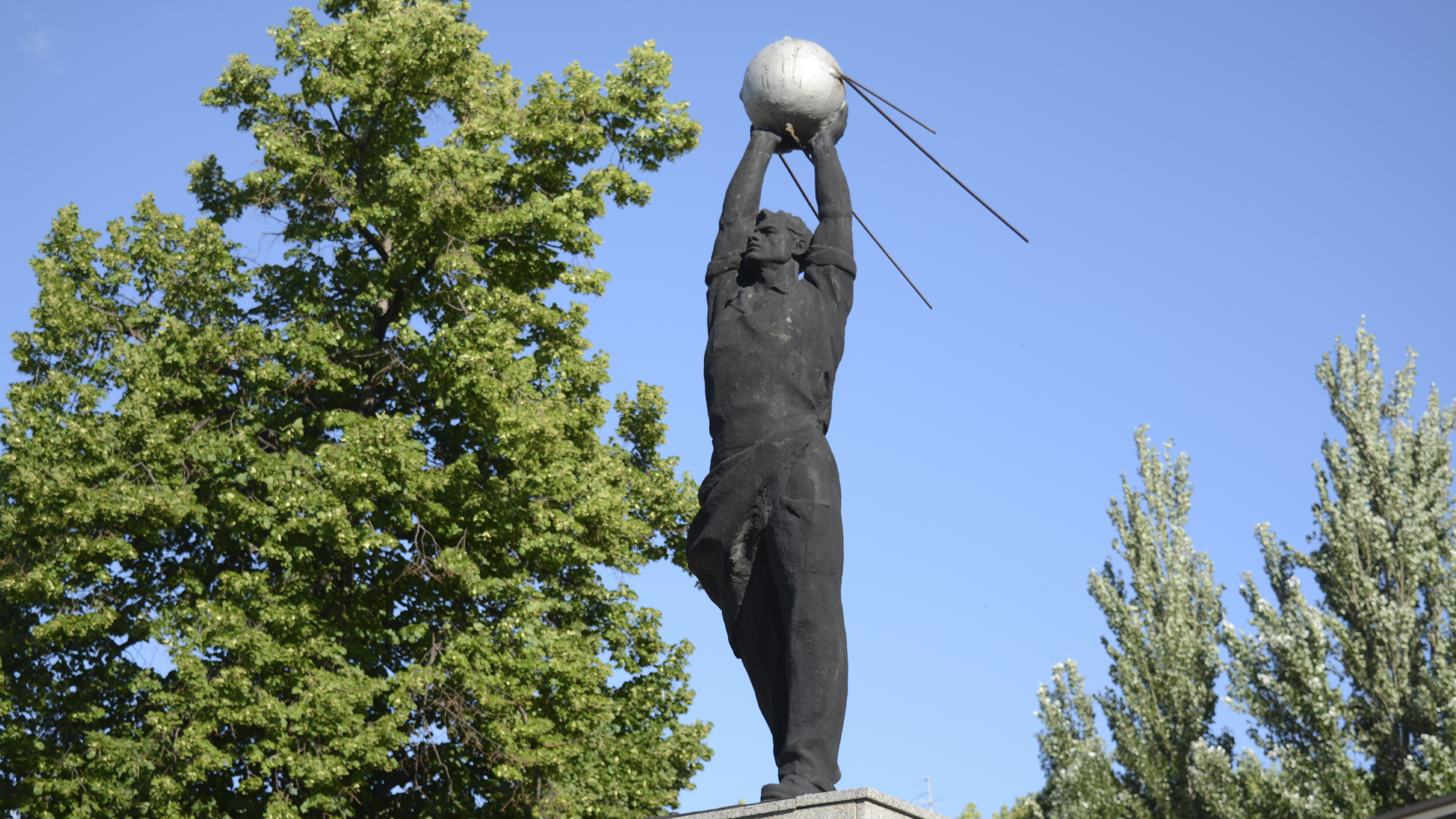 Скульптура ¨Рабочий со спутником¨